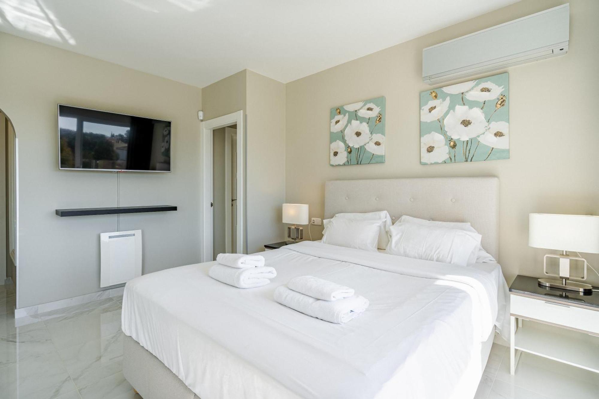 Private Luxurious Hillside Villa With Pool & Sea Views For 8 To 10 Ppl ฟูเอนฮิโรลา ภายนอก รูปภาพ