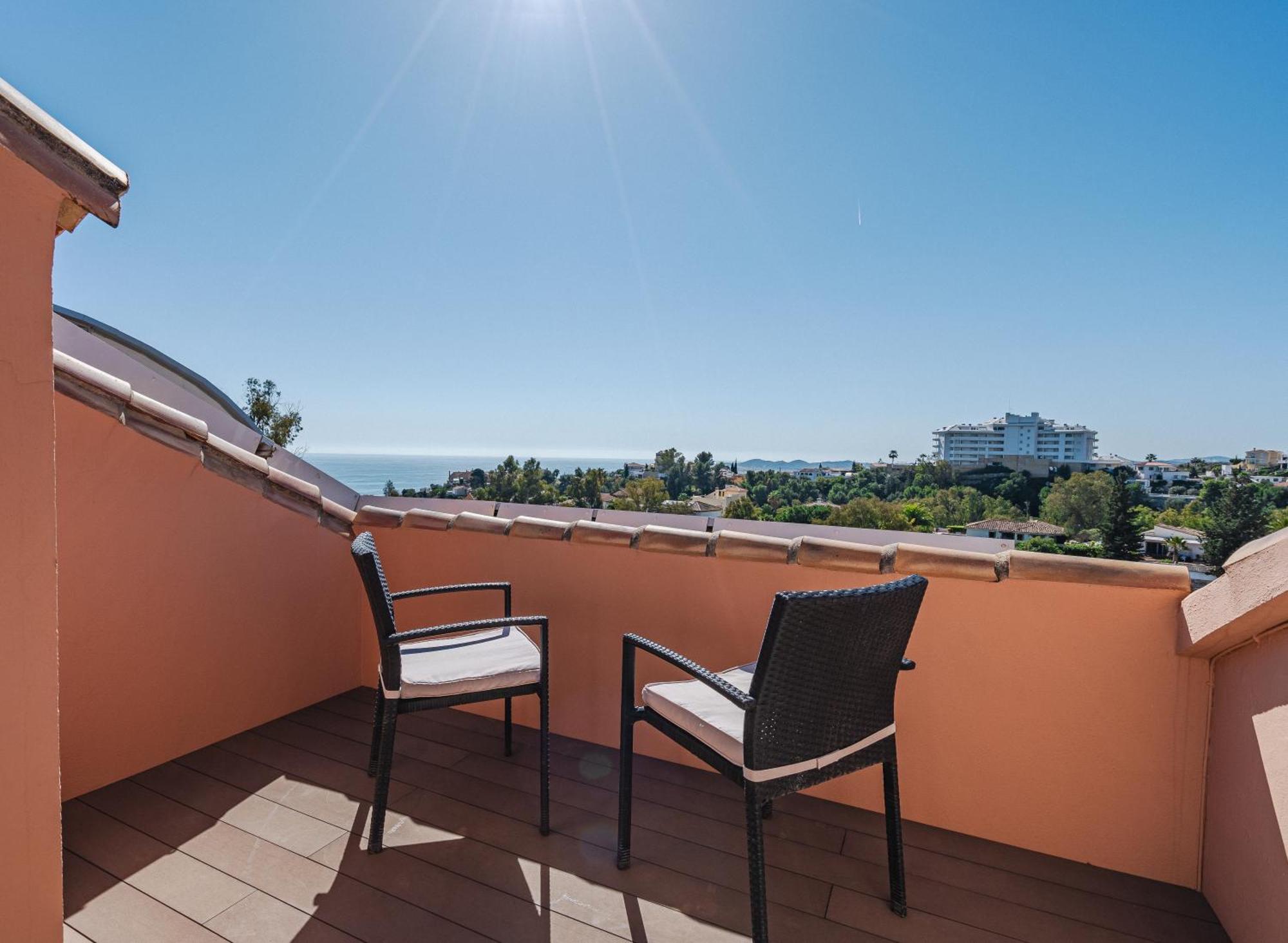 Private Luxurious Hillside Villa With Pool & Sea Views For 8 To 10 Ppl ฟูเอนฮิโรลา ภายนอก รูปภาพ